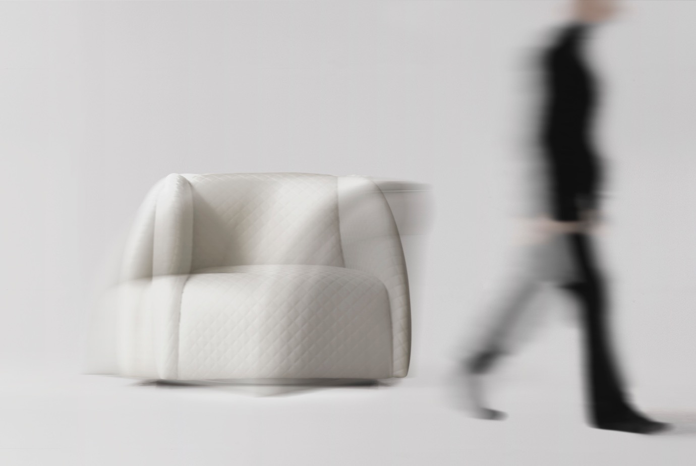 Embracing Outline - Swivel Armchair / Carlos Soriano
